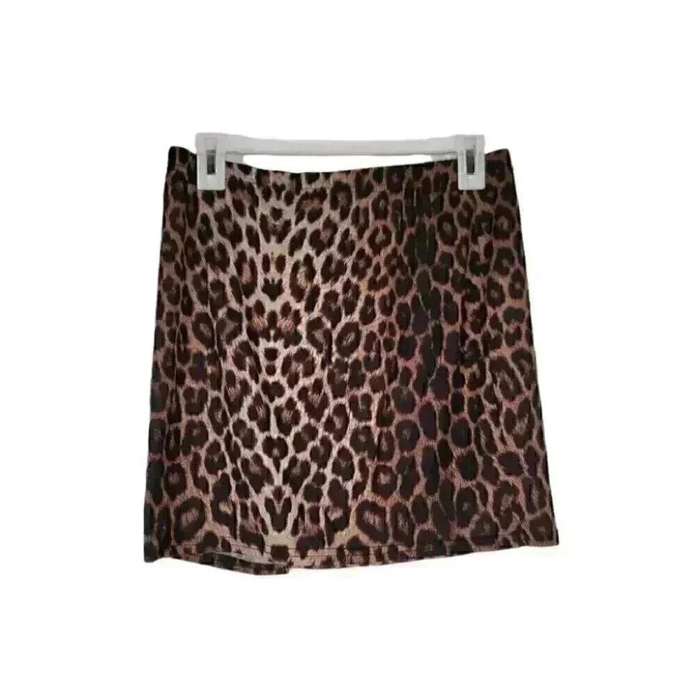 PrettyLittleThing Brown Leopard Print Split Mini Skirt for Sexy Looking Girls - Picture 3 of 9
